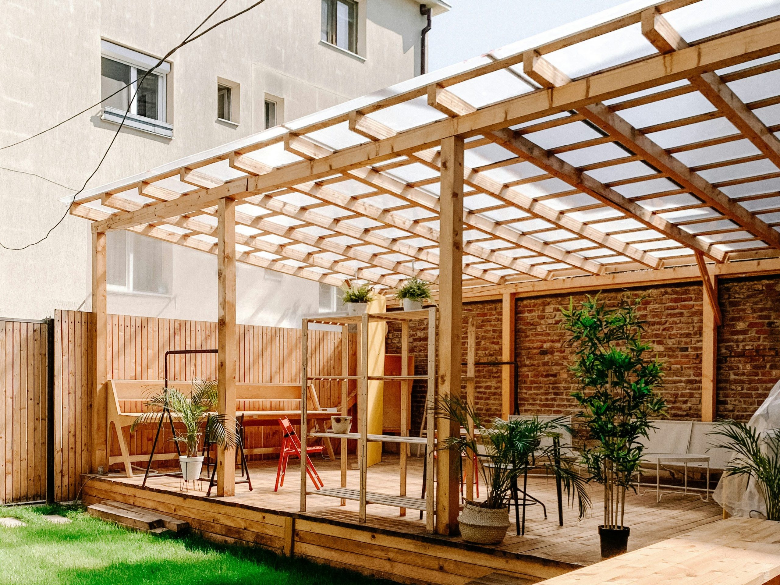 Construcciones de madera para el jardín: pérgolas